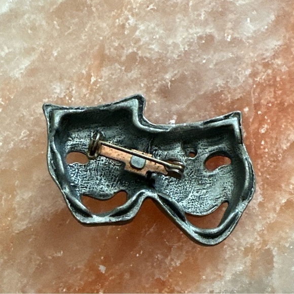 Vintage Brooch Pin Solid Pewter Theater Comedy Tragedy Masks Happy Sad Face 0706 - Picture 2 of 5